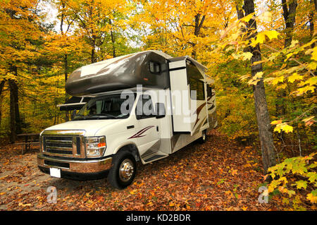 Roadtrip mit Wohnmobil im indischen Sommer Ontario Kanada Stockfoto