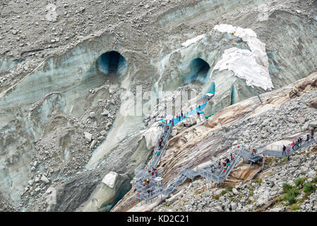 Treppe zum Eingang der Eishöhle im Gletscher Mer de Glace in Chamonix Mont Blanc Massiv, die Alpen, Frankreich Stockfoto