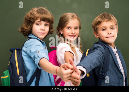 Schüler zeigen Daumen hoch Stockfoto