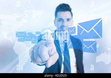 Lächelnd Geschäftsmann drücken Nachricht oder E-Mail Button auf futuristische virtuellen Bildschirm Stockfoto