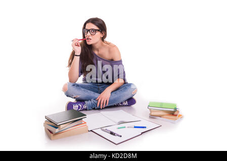 Betonte Student lesen und sich Notizen während der Vorbereitung für die Prüfung Stockfoto