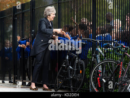 Am 2230 9. Oktober wird Premierministerin Theresa May vor der Veröffentlichung der Details des Rassendisparitätsaudits der Regierung von Grundschülerinnen und Grundschülern bei einem Besuch der Dunraven School in Streatham, Süd-London, begrüßt. Stockfoto