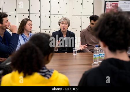 Am 9. Oktober 2230 mit einem Embargo am Montag, dem 9. Oktober, spricht Premierministerin Theresa May mit Mitarbeitern und Schülern während eines Besuchs der Dunraven School in Streatham im Süden Londons, bevor Details zum Racedisparity Audit der Regierung veröffentlicht werden. Stockfoto