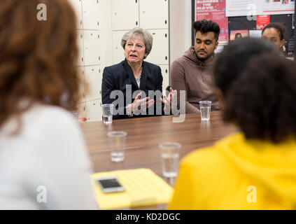 Am 9. Oktober 2230 mit einem Embargo am Montag, dem 9. Oktober, spricht Premierministerin Theresa May mit Mitarbeitern und Schülern während eines Besuchs der Dunraven School in Streatham im Süden Londons, bevor Details zum Racedisparity Audit der Regierung veröffentlicht werden. Stockfoto