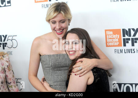 New York, USA. 8. Oktober 2017. Greta Gerwig und beanie Feldstein nehmen an der 'Lady Bird' Premiere während der 55Th New York Film Festival in der Alice Tully Hall am 8. Oktober 2017 in New York City.Credit: geisler - fotopress/alamy leben Nachrichten Stockfoto