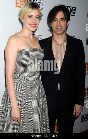 New York, USA. 8. Oktober 2017. Greta Gerwig und ihr Ehemann Noah Baumbach an der 'Lady Bird' Premiere während der 55Th New York Film Festival in der Alice Tully Hall am 8. Oktober 2017 in New York City.Credit: geisler - fotopress/alamy leben Nachrichten Stockfoto