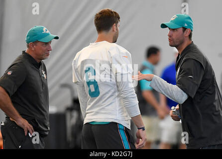 Davie, Florida, USA. 15 Aug, 2017. Miami Dolphins Haupttrainer (rechts) Adam Gase sprechen sie mit Quarterback #6 Jay Cutler und Run Spiel Koordinator/Offensive Line Coach Chris foerster während weg - durch die am letzten Tag der Delphine' Training Camp in Ärzte Krankenhaus Training Service nova Southeastern University in Davie Dienstag Morgen. taimy Alvarez/sun Sentinel Credit: Sun-Sentinel/zuma Draht/alamy leben Nachrichten Stockfoto