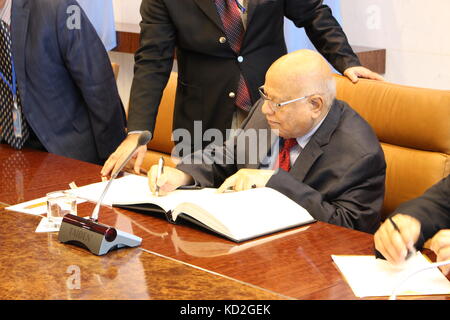 Uno, New York, USA. 9. Okt. 2017. Finanzminister in Bangladesch abul maal Abdul muhit un-sec-gen Antonio Guterres, inmitten der Krise der Rohingya Flüchtlinge aus Myanmar. Credit: Matthew Russell Lee/alamy leben Nachrichten Stockfoto