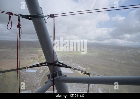 Rottweil, Deutschland. Oktober 2017. Sichere Seile vor dem ThyssenKrupp Elevators Test Tower in Rottweil, Deutschland, 6. Oktober 2017. Quelle: Sebastian Gollnow/dpa/Alamy Live News Stockfoto