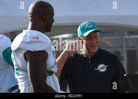 DAVIE, FL, USA. August 2017. fl-sp-Delphins-20171009-9 Chris Foerster spricht mit Miami Dolphins Tackle #70 Ja'Wuan James während des Trainings im August 2017. Foerster trat am 9. Oktober 2017 als Dolphins Offensive Line Coach zurück, nachdem ein Las Vegas-Model ein Video veröffentlicht hatte, in dem er offenbar Kokainlinien machte. TAIMY ALVAREZ/SUN SENTINEL Credit: Sun-Sentinel/ZUMA Wire/Alamy Live News Stockfoto