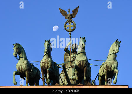 Berlin, Deutschland. Oktober 2017. Der Mond ist am 9. Oktober 2017 über der Quadriga am Brandenbudg-Tor in Berlin zu sehen. Quelle: Paul Zinken/dpa/Alamy Live News Stockfoto