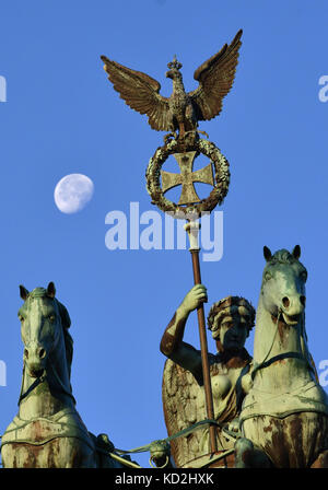 Berlin, Deutschland. Oktober 2017. Der Mond ist am 9. Oktober 2017 über der Quadriga am Brandenbudg-Tor in Berlin zu sehen. Quelle: Paul Zinken/dpa/Alamy Live News Stockfoto