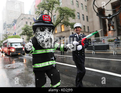 New York, USA. Oktober 2017. Am 9. Oktober 2017 nehmen die Leute an der Columbus Day-Parade auf der Fifth Avenue in Manhattan in New York Teil. Tausende von Menschen nahmen am Montag an der Feier der italienischen amerikanischen Kultur und des Erbes Teil. Quelle: Wang Ying/Xinhua/Alamy Live News Stockfoto