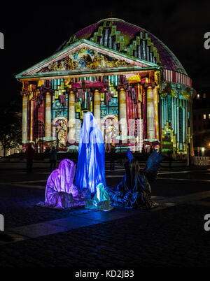 Berlin, Deutschland. Oktober 2017. Die Kunstinstallation „die Waechter der Zeit“ des Lichtkünstlers Manfred Kielnhofer vor dem Hedwiger Dom während des Lichterfestes in Berlin, 9. Oktober 2017. Quelle: Paul Zinken/dpa/Alamy Live News Stockfoto