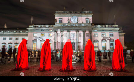 Berlin, Deutschland. Oktober 2017. Die Kunstinstallation „die Waechter der Zeit“ des Lichtkünstlers Manfred Kielnhofer vor der Staatsoper unter den Linden während des Lichterfestes in Berlin am 9. Oktober 2017. Quelle: Paul Zinken/dpa/Alamy Live News Stockfoto