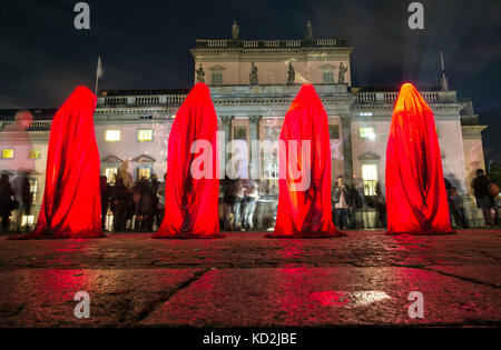 Berlin, Deutschland. Oktober 2017. Die Kunstinstallation „die Waechter der Zeit“ des Lichtkünstlers Manfred Kielnhofer vor der Staatsoper unter den Linden während des Lichterfestes in Berlin am 9. Oktober 2017. Quelle: Paul Zinken/dpa/Alamy Live News Stockfoto