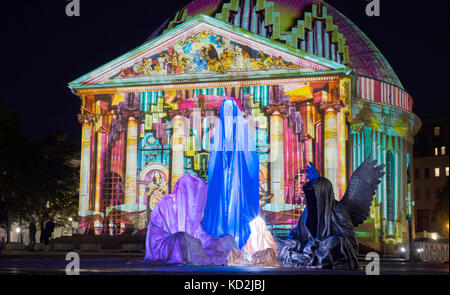 Berlin, Deutschland. Oktober 2017. Die Kunstinstallation „die Waechter der Zeit“ des Lichtkünstlers Manfred Kielnhofer vor dem Hedwiger Dom während des Lichterfestes in Berlin, 9. Oktober 2017. Quelle: Paul Zinken/dpa/Alamy Live News Stockfoto