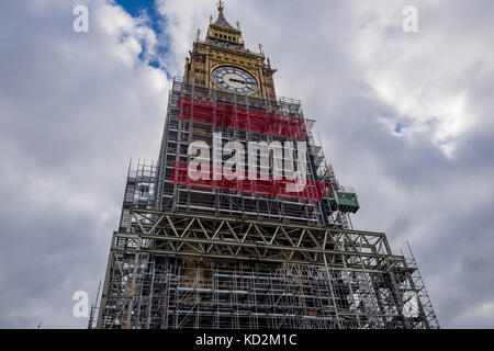 London, Großbritannien. Oktober 2017. Die Kosten für die Renovierung des Turms, in dem Big Ben untergebracht ist, haben sich innerhalb von 16 Monaten von schätzungsweise 29 Millionen Pfund im Frühjahr 2016 auf 61 Millionen Pfund verdoppelt Die Uhr ist Stück für Stück zu demontieren, wobei jedes Zahnrad untersucht und restauriert, das Glas repariert und die Hände entfernt und erneuert werden. Obwohl der Uhrmechanismus ebenfalls abgebaut wird, wird mindestens eine Uhr weiterhin über ein temporäres modernes elektrisches System betrieben, aber bis Ende Oktober werden drei der vier Stirnseiten von Gerüsten bedeckt sein. Quelle: Velar Grant/ZUMA Wire/Alamy Live News Stockfoto