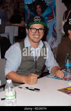 New York, NY, USA. 8. Oktober, 2017. John Leguizamo, seine Unterzeichnung von seinem neuen Comic freak an anwesend für New York Comic Con 2017 - Sonne, Jacob K. Javits Convention Center, New York, NY, 8. Oktober 2017. Quelle: Johannes Paul melendez/Everett collection/alamy leben Nachrichten Stockfoto