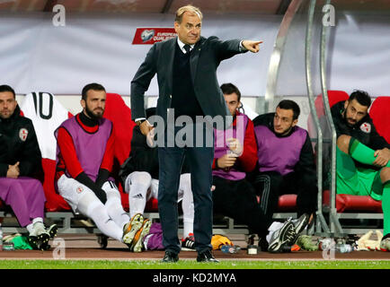 Belgrad. Oktober 2017. Georgiens Cheftrainer Vladimir Weiss gibt beim Qualifikationsspiel der Gruppe D zur FIFA-Weltmeisterschaft zwischen Serbien und Georgien am 9. Oktober 2017 in Belgrad, Serbien. Serbien gewann 1-0 und qualifizierte sich für die FIFA-Weltmeisterschaft 2018. Quelle: Predrag Milosavljevic/Xinhua/Alamy Live News Stockfoto