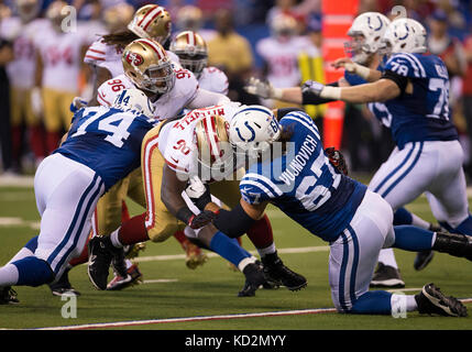 Indianapolis, Indiana, USA. 08 Okt, 2017. Indianapolis Colts Offensive Lineman Jeremy Vujnovich (67) und San Francisco 49ers defensive lineman Earl Mitchell (90), Schlacht an der Line of Scrimmage während NFL Football Spiel der San Francisco 49ers und die Indianapolis Colts im Lucas Oil Stadium in Indianapolis, Indiana. Indianapolis besiegt San Francisco 26-23 in den überstunden. Credit: Cal Sport Media/Alamy leben Nachrichten Stockfoto