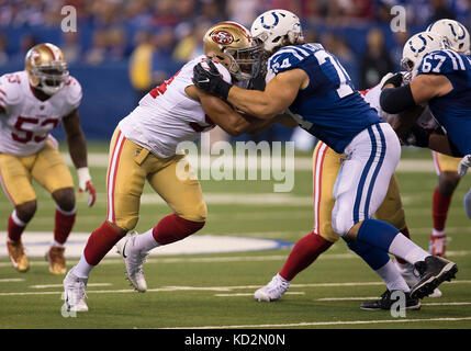 Indianapolis, Indiana, USA. 08 Okt, 2017. San Francisco 49ers defensive lineman Solomon Thomas (94) und die Indianapolis Colts Offensive Lineman Anthony Castonzo (74) Schlacht an der Line of Scrimmage während NFL Football Spiel der San Francisco 49ers und die Indianapolis Colts im Lucas Oil Stadium in Indianapolis, Indiana. Indianapolis besiegt San Francisco 26-23 in den überstunden. Credit: Cal Sport Media/Alamy leben Nachrichten Stockfoto