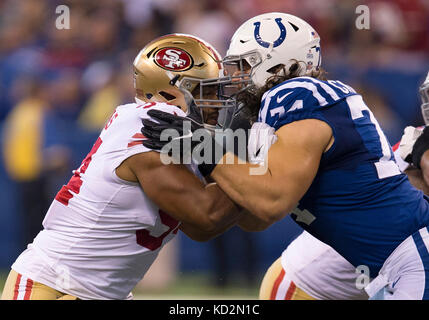 Indianapolis, Indiana, USA. 08 Okt, 2017. San Francisco 49ers defensive lineman Solomon Thomas (94) und die Indianapolis Colts Offensive Lineman Anthony Castonzo (74) Schlacht an der Line of Scrimmage während NFL Football Spiel der San Francisco 49ers und die Indianapolis Colts im Lucas Oil Stadium in Indianapolis, Indiana. Indianapolis besiegt San Francisco 26-23 in den überstunden. Credit: Cal Sport Media/Alamy leben Nachrichten Stockfoto