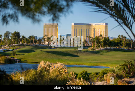 Las Vegas, NV, USA. Okt. 2017. Beschilderung auf dem Las vegas Strip rund um das Mandalay Bay Resort eine Woche nach der Tragödie von Las Vegas in Las Vegas, Nevada am 9. Oktober 2017. Kredit: Erik Kabik Photography/Media Punch/Alamy Live News Stockfoto