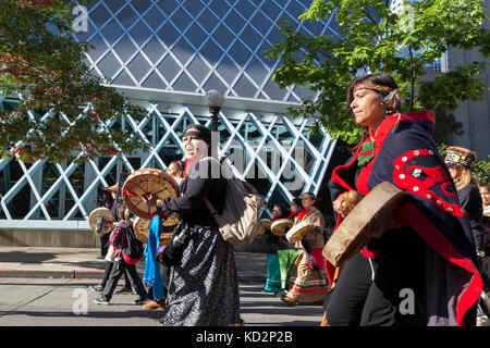 Seattle, USA. 09 Okt, 2017. stamm Mitglieder und Unterstützer Seattle Central Library im März von Westlake park pass Rathaus am Tag der indigenen Völker März und Feier zu Seattle Seattle hat gefeiert der indigenen Völker Tag anstelle von Columbus Tag seit einer einstimmigen Stadtrat stimmen der bundesweiten Feiertag zu Ehren aller indigenen Völker im Jahr 2014 umbenannt. Credit: Paul Christian Gordon/alamy leben Nachrichten Stockfoto