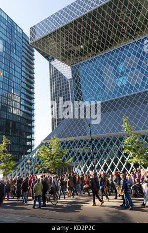 Seattle, USA. 09 Okt, 2017. stamm Mitglieder und Unterstützer Seattle Central Library im März von Westlake park pass Rathaus am Tag der indigenen Völker März und Feier zu Seattle Seattle hat gefeiert der indigenen Völker Tag anstelle von Columbus Tag seit einer einstimmigen Stadtrat stimmen der bundesweiten Feiertag zu Ehren aller indigenen Völker im Jahr 2014 umbenannt. Credit: Paul Christian Gordon/alamy leben Nachrichten Stockfoto