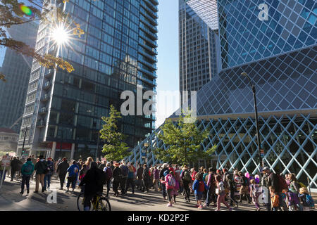 Seattle, USA. 09 Okt, 2017. stamm Mitglieder und Unterstützer Seattle Central Library im März von Westlake park pass Rathaus am Tag der indigenen Völker März und Feier zu Seattle Seattle hat gefeiert der indigenen Völker Tag anstelle von Columbus Tag seit einer einstimmigen Stadtrat stimmen der bundesweiten Feiertag zu Ehren aller indigenen Völker im Jahr 2014 umbenannt. Credit: Paul Christian Gordon/alamy leben Nachrichten Stockfoto