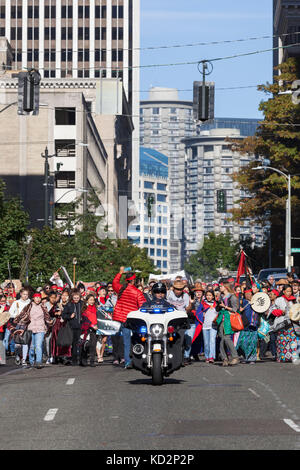 Seattle, USA. 09 Okt, 2017. Ein Seattle Polizei Motorrad cop führt den März von Westlake Park City Hall während der Tag der indigenen Völker März und Feier zu Seattle Seattle hat gefeiert der indigenen Völker Tag anstelle von Columbus Tag seit einer einstimmigen Stadtrat stimmen der bundesweiten Feiertag zu Ehren aller indigenen Völker im Jahr 2014 umbenannt. Credit: Paul Christian Gordon/alamy leben Nachrichten Stockfoto