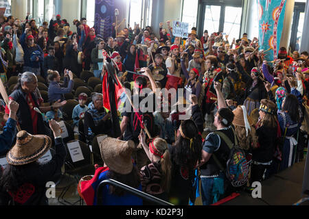 Seattle, USA. 09 Okt, 2017. stamm Mitglieder und Unterstützer in Seattle City Hall während der Tag der indigenen Völker März und Feier eintreffen. Seattle hat gefeiert der indigenen Völker Tag anstelle von Columbus Tag seit einer einstimmigen Stadtrat stimmen der bundesweiten Feiertag zu Ehren aller indigenen Völker im Jahr 2014 umbenannt. Credit: Paul Christian Gordon/alamy leben Nachrichten Stockfoto