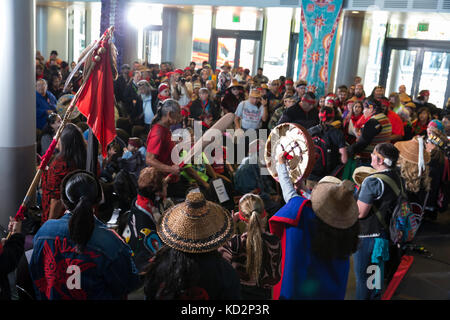 Seattle, USA. 09 Okt, 2017. stamm Mitglieder und Unterstützer in Seattle City Hall während der Tag der indigenen Völker März und Feier eintreffen. Seattle hat gefeiert der indigenen Völker Tag anstelle von Columbus Tag seit einer einstimmigen Stadtrat stimmen der bundesweiten Feiertag zu Ehren aller indigenen Völker im Jahr 2014 umbenannt. Credit: Paul Christian Gordon/alamy leben Nachrichten Stockfoto