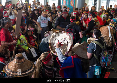 Seattle, USA. 09 Okt, 2017. stamm Mitglieder und Unterstützer in Seattle City Hall während der Tag der indigenen Völker März und Feier eintreffen. Seattle hat gefeiert der indigenen Völker Tag anstelle von Columbus Tag seit einer einstimmigen Stadtrat stimmen der bundesweiten Feiertag zu Ehren aller indigenen Völker im Jahr 2014 umbenannt. Credit: Paul Christian Gordon/alamy leben Nachrichten Stockfoto