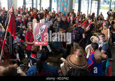 Seattle, USA. 09 Okt, 2017. stamm Mitglieder und Unterstützer in Seattle City Hall während der Tag der indigenen Völker März und Feier eintreffen. Seattle hat gefeiert der indigenen Völker Tag anstelle von Columbus Tag seit einer einstimmigen Stadtrat stimmen der bundesweiten Feiertag zu Ehren aller indigenen Völker im Jahr 2014 umbenannt. Credit: Paul Christian Gordon/alamy leben Nachrichten Stockfoto