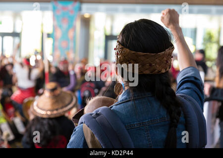 Seattle, USA. 09 Okt, 2017. stamm Mitglied ihre Faust in Solidarität wirft in Seattle City Hall während der Tag der indigenen Völker März und Feier. Seattle hat gefeiert der indigenen Völker Tag anstelle von Columbus Tag seit einer einstimmigen Stadtrat stimmen der bundesweiten Feiertag zu Ehren aller indigenen Völker im Jahr 2014 umbenannt. Credit: Paul Christian Gordon/alamy leben Nachrichten Stockfoto