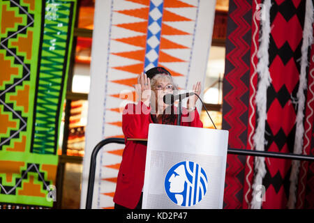 Seattle, USA. 09 Okt, 2017. Cecile Hansen, Vorsitzende des Duwamish Stamm, spricht auf Seattle City Hall während Tag der indigenen Völker März und Feier. Seattle hat gefeiert der indigenen Völker Tag anstelle von Columbus Tag seit einer einstimmigen Stadtrat stimmen der bundesweiten Feiertag zu Ehren aller indigenen Völker im Jahr 2014 umbenannt. Credit: Paul Christian Gordon/alamy leben Nachrichten Stockfoto