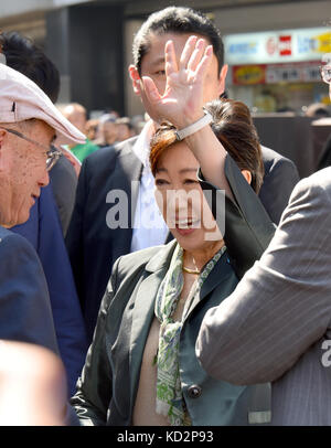 Tokio, Japan. Oktober 2017. Tokio, Japan. Oktober 2017. Tokio-Gouverneur Yuriko Koike winkt ihren Anhängern zu, als sie ihre Kampagne als Anführerin der neu gegründeten Partei der Hoffnung für ihre Kandidatin für die Parlamentswahlen am 22. Oktober 2017 in Tokyos Ikebukuro startet. Ein Feld von mehr als 1100 Kandidaten kandidieren für die 465 Sitze im Unterhaus der Diets in A zwischen Premierminister Shinzo Abe und Gouverneur Koike. Stockfoto