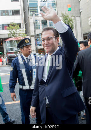 Tokio, Japan. Oktober 2017. 7. Oktober 2017, Ginza 4. Crossing, Ginza, Tokio, Japan: Taro Hatoyama (Partei der Hoffnung) in Ginza, Tokio. Er ist ein Sohn von Kunio Hatoyama. Stockfoto