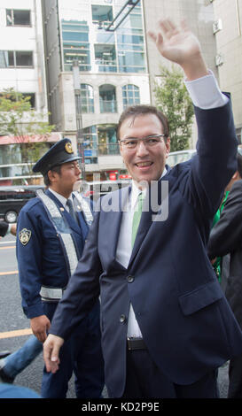 Tokio, Japan. Oktober 2017. 7. Oktober 2017, Ginza 4. Crossing, Ginza, Tokio, Japan: Taro Hatoyama (Partei der Hoffnung) in Ginza, Tokio. Er ist ein Sohn von Kunio Hatoyama. Stockfoto