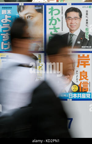 Tokio, Japan. Oktober 2017. Fußgänger gehen an einer Plakattafel vorbei, die mit den Postern der Kandidaten für die bevorstehenden Parlamentswahlen am 10. Oktober 2017 in Tokio, Japan, aufgestellt wurde. Der derzeitige Premierminister Shinzo Abe von der Liberaldemokratischen Partei hofft, bei einer Schnellwahl, die er mit kaum einem Monat Vorankündigung ausgerufen hatte, von einer desorganisierten Opposition profitieren zu können. Stockfoto