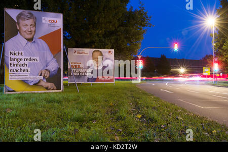 Hannover, Deutschland. Oktober 2017. Wahlplakate mit den Porträts von Ministerpräsident Stephan weil (SPD, r) und seinem Herausforderer Bernd Althusmann (CDU) stehen am 09.10.2017 in Hannover (Niedersachsen) an einer Verkehrsinsel. (Zu dpa 'Spannung steigt vor TV-Duell von weil und Althusmann' vom 10.10.2017). ACHTUNG: Verwendung nur im vollen Format - nicht als Ausschnitt. Quelle: Linus Kempa/dpa/Alamy Live News Stockfoto