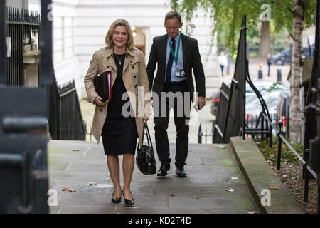 London, Großbritannien. 10 Okt, 2017. Justine Greening mp, Minister für Bildung und Minister für Frauen und Gleichstellung, kommt an 10 Downing Street für eine Kabinettssitzung. Credit: Mark kerrison/alamy leben Nachrichten Stockfoto