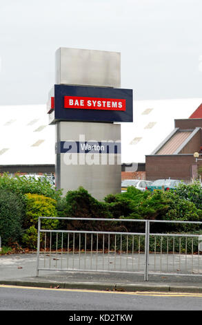 Das Schild vor dem Haupttor von BAE Systems, Warton Werk, Preston, Lancashire, UK, wo der Typhoon Kampfjet gebaut wird. Stockfoto