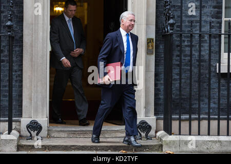 London, Großbritannien. 10 Okt, 2017. Sir Michael Fallon mp, Staatssekretär für Verteidigung, Blätter 10 Downing Street nach einer Kabinettssitzung. Credit: Mark kerrison/alamy leben Nachrichten Stockfoto