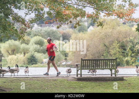 London, Großbritannien. 10 Okt, 2017. de Wetter. ein Mann joggen in Wimbledon Park auf einem grauen Herbsttag Credit: Amer ghazzal/alamy leben Nachrichten Stockfoto