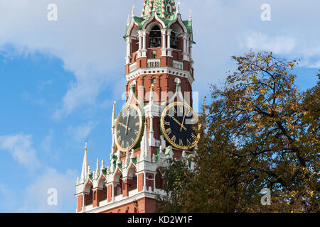 Russische Wetter, Moskau, Russland. 10 Okt, 2017. Leicht bewölkt Morgen. ruhig und warm. die Temperatur über +10 c (+50 f). Ansicht spassky (Retter) im Kreml Turm auf einem Herbstmorgen. Credit: Bilder von Alex/alamy leben Nachrichten Stockfoto