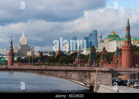 Russische Wetter, Moskau, Russland. 10 Okt, 2017. Leicht bewölkt Morgen. ruhig und warm. die Temperatur über +10 c (+50 f). Blick auf den Kreml, große moskvoretsky Brücke, und die Stadt von der neuen Landschaft Park zaryadye die durch den Kreml im September eröffnet wurde. Der Park unter der Aufsicht der amerikanischen Design Studio diller Scofidio + renfro entwickelt wurde. Es stellt vier Klimazonen der Russland und enthält Philharmonia, hotel, Museen und anderen Objekten. Credit: Bilder von Alex/alamy leben Nachrichten Stockfoto