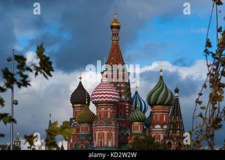 Russische Wetter, Moskau, Russland. 10 Okt, 2017. Leicht bewölkt Morgen. ruhig und warm. die Temperatur über +10 c (+50 f). Blick auf Moskau Kremlin, St. Basil's Kathedrale und die Stadt von der neuen Landschaft Park zaryadye (der Bereich über die Reihen der Kaufleute), die durch den Kreml im September eröffnet wurde. Der Park unter der Aufsicht der amerikanischen Design Studio diller Scofidio + renfro entwickelt wurde. Es stellt vier Klimazonen der Russland und enthält Philharmonia, hotel, Museen und anderen Objekten. Credit: Bilder von Alex/alamy leben Nachrichten Stockfoto